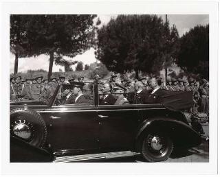 Il Presidente della Repubblica Luigi Einaudi durante la parata militare per la festa della Repubblica