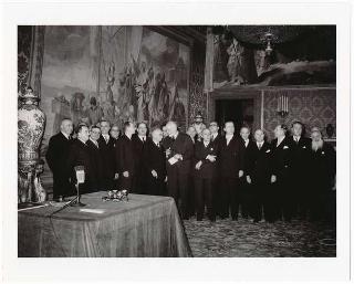 Il Presidente della Repubblica Luigi Einaudi e l'on. Alcide De Gasperi con i Ministri alla cerimonia di giuramento del VI Governo De Gasperi