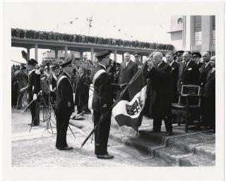 Il Presidente della Repubblica Luigi Einaudi alla Festa della Marina durante la cerimonia di consegna della medaglia d'oro al Valor Militare alla Bandiera delle Forze Navali