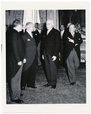 Il Presidente della Repubblica Luigi Einaudi saluta il Primo Ministro del Canada Louis Saint-Laurent durante la colazione offerta in suo onore