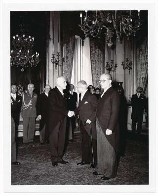 Il Presidente della Repubblica Luigi Einaudi saluta il Primo Ministro del Canada Louis Saint-Laurent durante la colazione offerta in suo onore