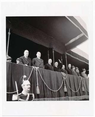 Il Presidente della Repubblica Luigi Einaudi durate la parata militare in occasione della Festa della Repubblica, Roma, via dei Fori Imperiali