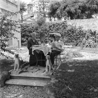 Il Presidente della Repubblica Luigi Einaudi e la Signora Ida Einaudi nella loro casa di famiglia sulla Tuscolana, Roma