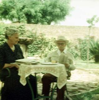 Il Presidente della Repubblica Luigi Einaudi e la Signora Ida Einaudi nella loro casa di famiglia sulla Tuscolana, Roma