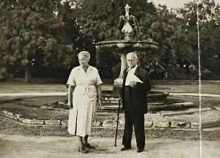 Il Presidente della Repubblica Luigi Einaudi con la moglie Ida in giardino a Caprarola