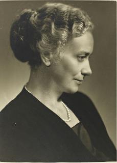 Ida Einaudi Pellegrini ritratta a mezzo busto di profilo