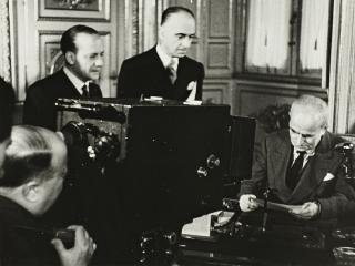 Lettura del messaggio del Presidente della Repubblica Luigi Einaudi a favore della lotta contro i tumori (Roma)