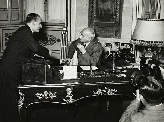 Lettura del messaggio del Presidente della Repubblica Luigi Einaudi a favore della lotta contro i tumori (Roma)
