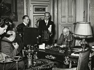 Lettura del messaggio del Presidente della Repubblica Luigi Einaudi a favore della lotta contro i tumori (Roma)