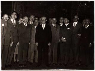 Il Presidente della Repubblica Giovanni Gronchi con alcuni Congressisti &quot;Lotta contro i rumori&quot; e i Ministro dei trasporti Armando Angelini