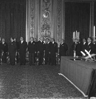 Giuramento dei giudici della Corte costituzionale nelle mani del Presidente della Repubblica Giovanni Gronchi