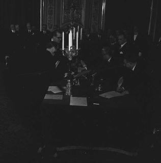 Giuramento dei giudici della Corte costituzionale nelle mani del Presidente della Repubblica Giovanni Gronchi