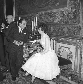 Gina Lollobrigida e Italo Gemini, Presidente del Comitato ordinatore del &quot;Premio David di Donatello&quot;, con varie personalità del mondo cinematografico che hanno ricevuto il premio per l'anno 1955-56