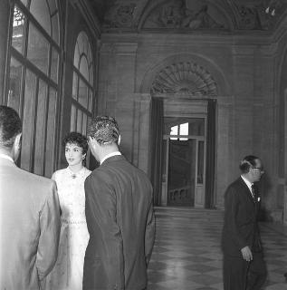 Gina Lollobrigida e Italo Gemini, Presidente del Comitato ordinatore del &quot;Premio David di Donatello&quot;, con varie personalità del mondo cinematografico che hanno ricevuto il premio per l'anno 1955-56