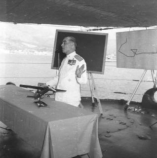 Intervento del Presidente della Repubblica Giovanni Gronchi alle esercitazioni dimostrative delle unità della Squadra Navale (Formia)