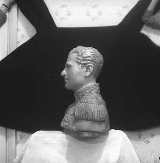 Lo scultore Ignazio Viola, per la consegna del busto del Presidente della Repubblica Giovanni Gronchi