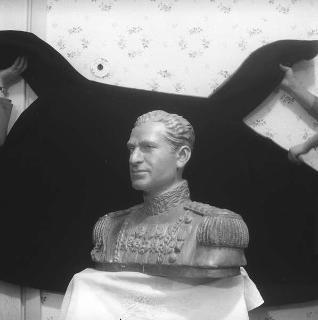 Lo scultore Ignazio Viola, per la consegna del busto del Presidente della Repubblica Giovanni Gronchi