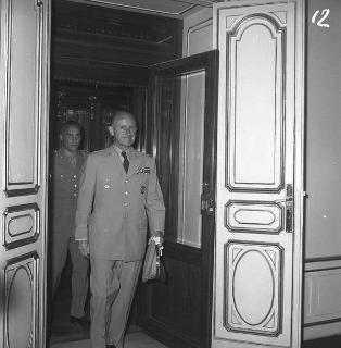 Gen. Gruenther, comandante supremo delle Forze alleate in Europa in visita dal Presidente della Repubblica Giovanni Gronchi