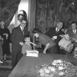 Distribuzione dei pacchi dono da parte di donna Carla Gronchi ai figli degli impiegati del Segretariato Generale della Presidenza della Repubblica per la festa della Befana