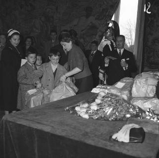 Distribuzione dei pacchi dono da parte di donna Carla Gronchi ai figli degli impiegati del Segretariato Generale della Presidenza della Repubblica per la festa della Befana