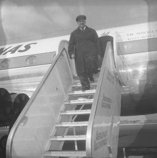 Il Presidente della Repubblica Giovanni Gronchi interviene all'inaugurazione del nuovo aereo "Comet" de Aviland delle Aereolinas Argentina (Roma-Napoli-Roma),  Ciampino