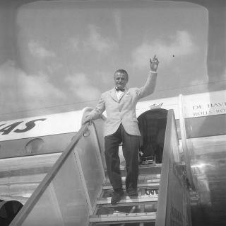 Il Presidente della Repubblica Giovanni Gronchi interviene all'inaugurazione del nuovo aereo "Comet" de Aviland delle Aereolinas Argentina (Roma-Napoli-Roma),  Ciampino