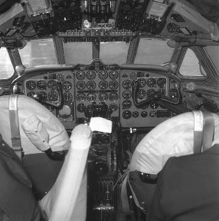 Il Presidente della Repubblica Giovanni Gronchi interviene all'inaugurazione del nuovo aereo "Comet" de Aviland delle Aereolinas Argentina (Roma-Napoli-Roma),  Ciampino