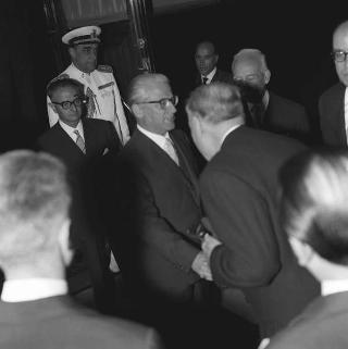 Il Presidente della Repubblica Giovanni Gronchi con alcuni rappresentanti della Cooperativa "Quirinale"