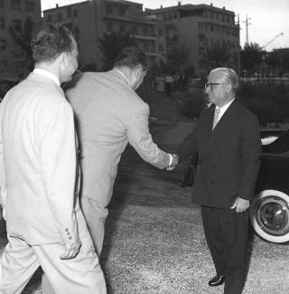 Il Presidente della Repubblica Giovanni Gronchi con alcuni rappresentanti della Cooperativa "Quirinale"
