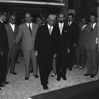 Il Presidente della Repubblica Giovanni Gronchi con alcuni rappresentanti della Cooperativa "Quirinale"