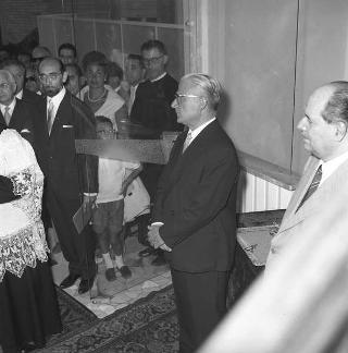 Il Presidente della Repubblica Giovanni Gronchi con alcuni rappresentanti della Cooperativa "Quirinale"