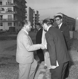 Il Presidente della Repubblica Giovanni Gronchi con alcuni rappresentanti della Cooperativa "Quirinale"