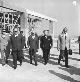 Visita del Presidente della Repubblica Giovanni Gronchi ai lavori dell'Aeroporto Intercontinentale di Fiumicino accompagnato dal Ministro dei lavori pubblici Giuseppe Togni