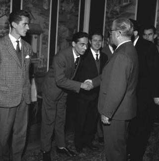 Il Presidente della Repubblica Giovanni Gronchi riceve in udienza la commissione giovani lavoratori della Gioventù Italiana Azione Cattolica