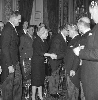 Il Presidente della Repubblica Giovanni Gronchi e donna Carla Gronchi partecipano al ricevimento del Corpo diplomatico per gli auguri Capodanno