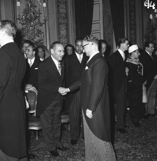 Il Presidente della Repubblica Giovanni Gronchi e donna Carla Gronchi partecipano al ricevimento del Corpo diplomatico per gli auguri Capodanno