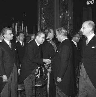 Il Presidente della Repubblica Giovanni Gronchi e donna Carla Gronchi partecipano al ricevimento del Corpo diplomatico per gli auguri Capodanno