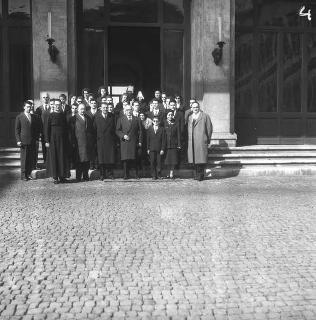 Il Presidente della Repubblica Giovanni Gronchi con Virginio Pozzi, Presidente dell'Istituto dei ciechi di Milano, con dirigenti e un gruppo assistiti