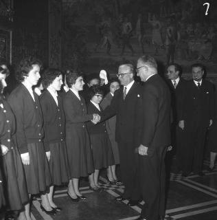 Il Presidente della Repubblica Giovanni Gronchi con Virginio Pozzi, Presidente dell'Istituto dei ciechi di Milano, con dirigenti e un gruppo assistiti