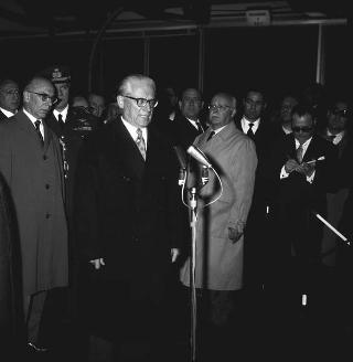 Alcuni doni portati dal Presidente della Repubblica Giovanni Gronchi in occasione della visita di Stato in Perù, Argentina ed Uruguay e il suo saluto  prima della partenza dall'Aeroporto di Fiumicino