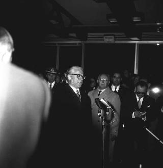 Alcuni doni portati dal Presidente della Repubblica Giovanni Gronchi in occasione della visita di Stato in Perù, Argentina ed Uruguay e il suo saluto  prima della partenza dall'Aeroporto di Fiumicino