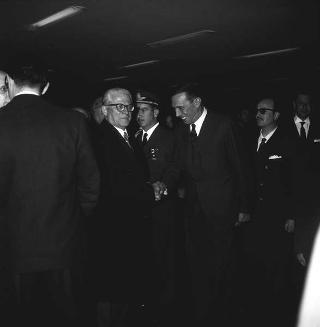 Alcuni doni portati dal Presidente della Repubblica Giovanni Gronchi in occasione della visita di Stato in Perù, Argentina ed Uruguay e il suo saluto  prima della partenza dall'Aeroporto di Fiumicino