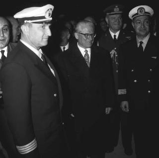 Alcuni doni portati dal Presidente della Repubblica Giovanni Gronchi in occasione della visita di Stato in Perù, Argentina ed Uruguay e il suo saluto  prima della partenza dall'Aeroporto di Fiumicino