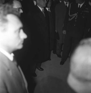 Alcuni doni portati dal Presidente della Repubblica Giovanni Gronchi in occasione della visita di Stato in Perù, Argentina ed Uruguay e il suo saluto  prima della partenza dall'Aeroporto di Fiumicino
