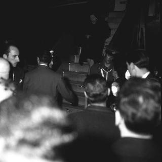 Alcuni doni portati dal Presidente della Repubblica Giovanni Gronchi in occasione della visita di Stato in Perù, Argentina ed Uruguay e il suo saluto  prima della partenza dall'Aeroporto di Fiumicino