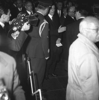 Alcuni doni portati dal Presidente della Repubblica Giovanni Gronchi in occasione della visita di Stato in Perù, Argentina ed Uruguay e il suo saluto  prima della partenza dall'Aeroporto di Fiumicino