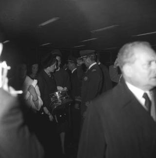 Alcuni doni portati dal Presidente della Repubblica Giovanni Gronchi in occasione della visita di Stato in Perù, Argentina ed Uruguay e il suo saluto  prima della partenza dall'Aeroporto di Fiumicino