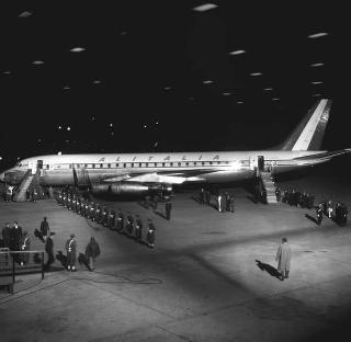 Alcuni doni portati dal Presidente della Repubblica Giovanni Gronchi in occasione della visita di Stato in Perù, Argentina ed Uruguay e il suo saluto  prima della partenza dall'Aeroporto di Fiumicino