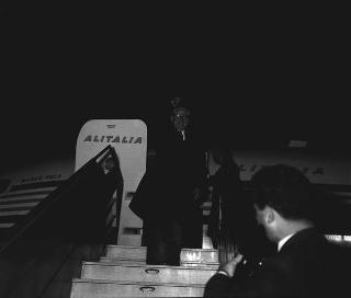 Alcuni doni portati dal Presidente della Repubblica Giovanni Gronchi in occasione della visita di Stato in Perù, Argentina ed Uruguay e il suo saluto  prima della partenza dall'Aeroporto di Fiumicino