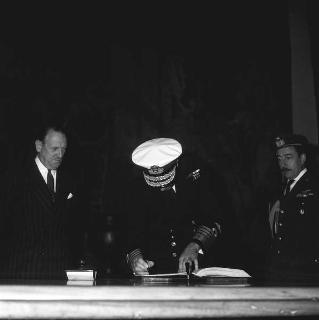 Sir John Caspar, ammiraglio della Marina britannica, per firma sul Registro d'onore